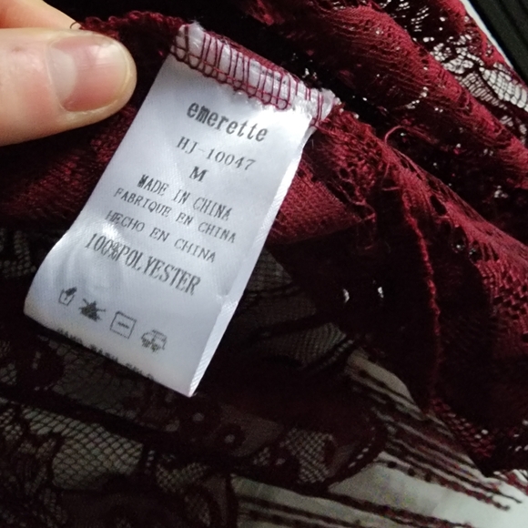 Emerette burgundy lace shawl - Picture 4 of 6